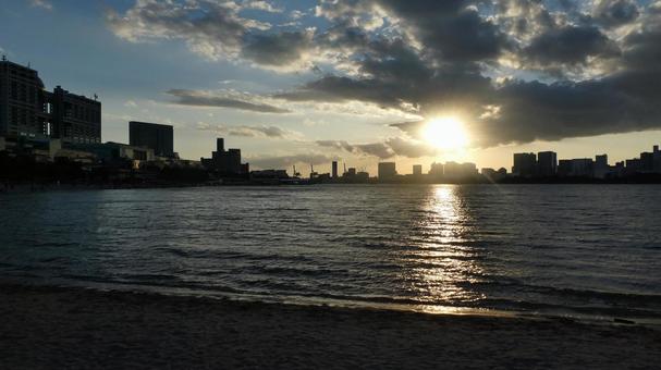 お台場海浜公園の夕日 お台場海浜公園の夕日の写真
