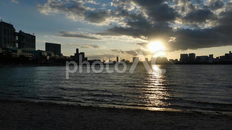 お台場海浜公園の夕日 お台場,お台場海浜公園,空の写真素材