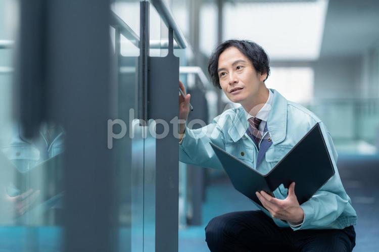 ビルメンテナンスする男性のエンジニア エンジニア,ビルメンテナンス,男性の写真素材