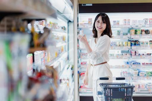 スーパーで買い物をする若い女性 人気,健康,購入の写真素材