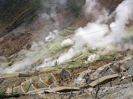 濛々と湯気を上げる箱根の大涌谷 濛々と湯気を上げる箱根の大涌谷の写真