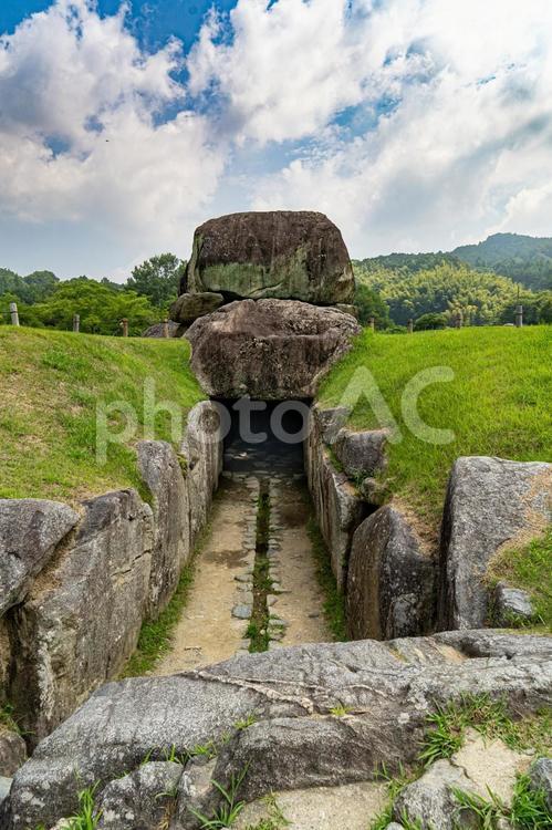 奈良　石舞台古墳　石室天井石 石舞台古墳,石室天井石,古墳の写真素材