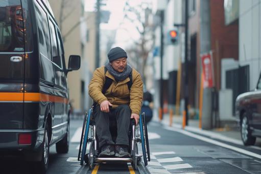 車椅子自立乗車の男性 車椅子自立乗車の男性の写真