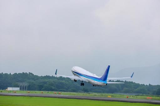 朝イチのフライト音 朝イチのフライト音 飛行機,航空機,旅客機の写真素材