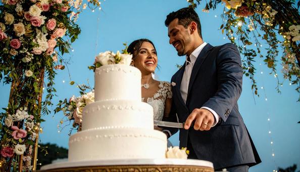 ケーキ入刀する新郎新婦 ケーキ入刀する新郎新婦の写真