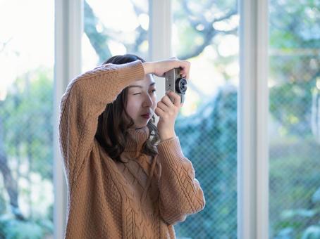 22:カメラを構える女性 22:カメラを構える女性 女性,女の子,人物の写真素材