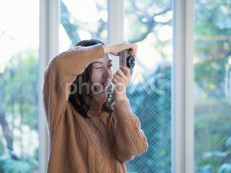 22：カメラを構える女性 女性,女の子,人物の写真素材