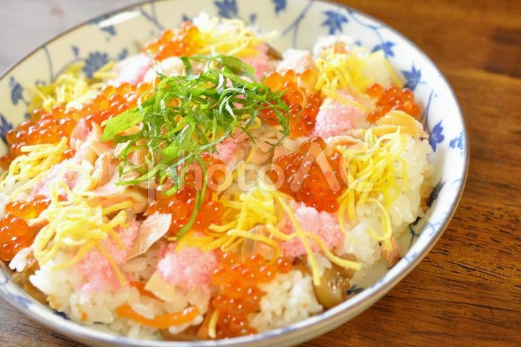 鮭とイクラのチラシ寿司 鮭,塩鮭,イクラの写真素材