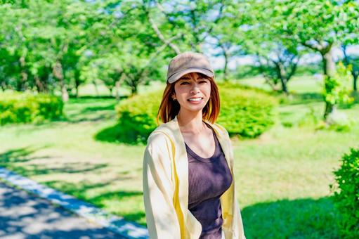 公園でウォーキングをする笑顔の女性 公園でウォーキングをする笑顔の女性 散歩,歩く,笑顔の写真素材