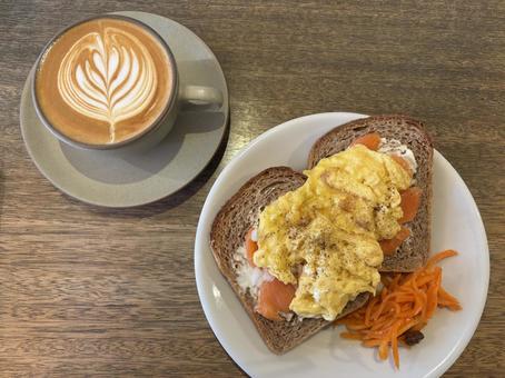 モーニング_ラテ_オープンサンド カフェラテ,カフェ,ラテアートの写真素材