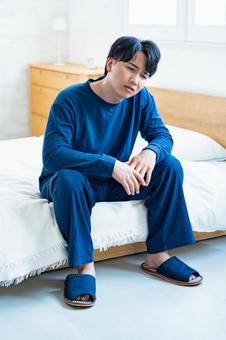 不眠に悩む男性 不眠に悩む男性 睡眠,眠る,眠いの写真素材