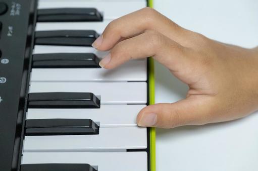 鍵盤に触れる子供の手のクローズアップ 鍵盤,指,子供の写真素材