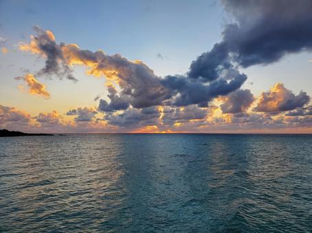 水平線上のダイナミックな雲 水平線上のダイナミックな雲 雲,海,夕焼けの写真素材