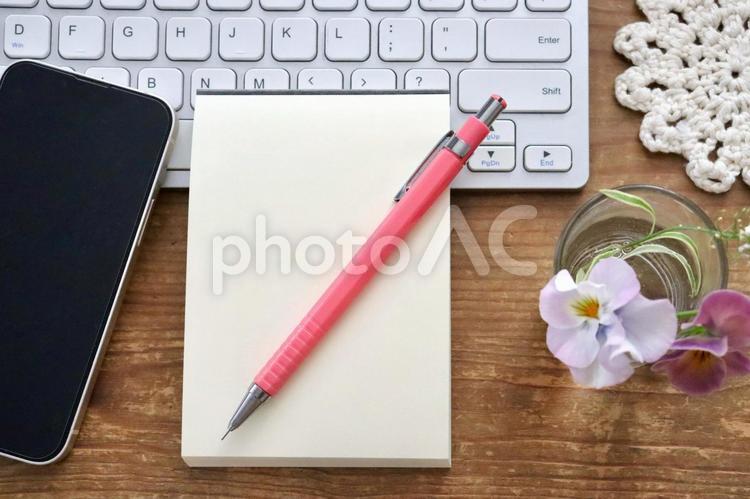 PCとスマホとノートとお花 スマホ,パソコン,デスクワークの写真素材