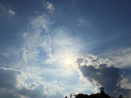 雲間から差し込む太陽 雲間から差し込む太陽の写真