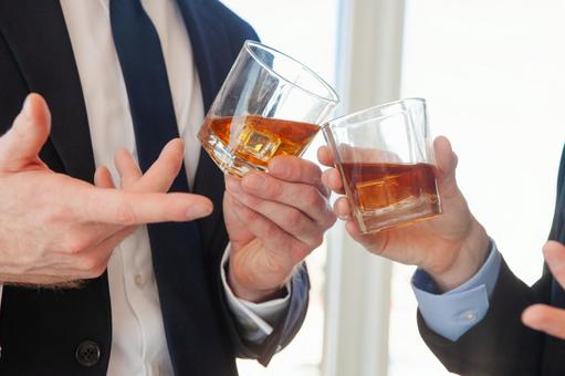 ウイスキーグラスで乾杯する手元 グラス,乾杯,持つの写真素材