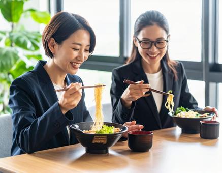 ラーメンを食べる女性 ラーメンを食べる女性の写真