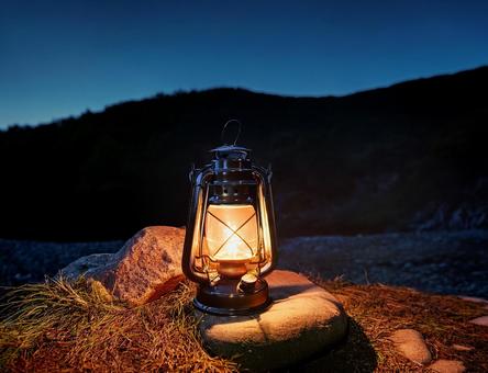 石の上に置いたランタン 石の上に置いたランタンの写真