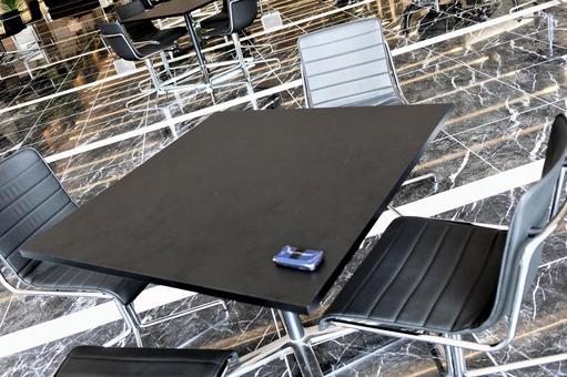 スマホが置かれている休憩用のテーブル スマホが置かれている休憩用のテーブル スマホ,テーブル,椅子の写真素材