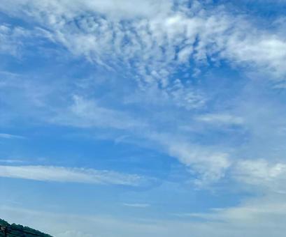 雲のある青い空 雲のある青い空の写真