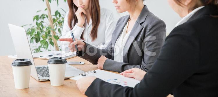 会議のイメージ（困る） パソコン,困る,会議の写真素材