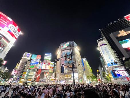 夜の渋谷スクランブル交差点 夜の渋谷スクランブル交差点の写真