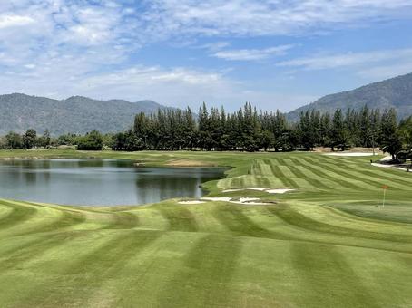 タイのゴルフ場の大きな池 風景,自然,ゴルフの写真素材