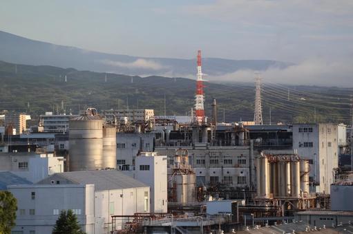 煙突のある工場のある町並み 煙突,工場,町並みの写真素材