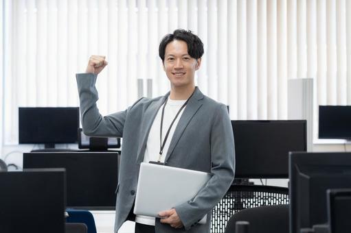 オフィスカジュアルの若い男性エンジニア オフィスカジュアルの若い男性エンジニア ビジネス,オフィス,エンジニアの写真素材