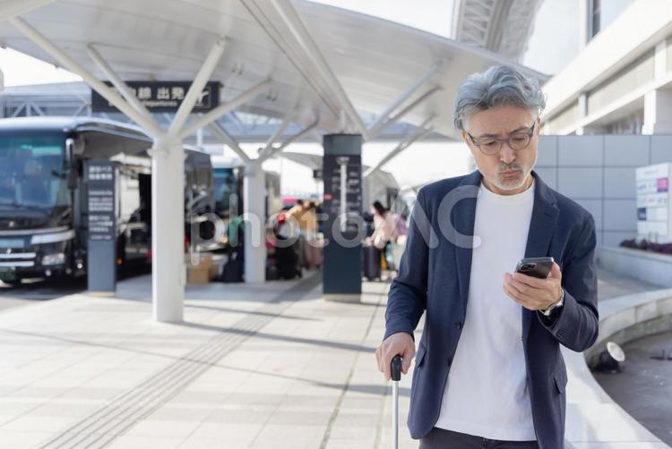ミドル男性　空港　出張 空港,ビジネス,ミドルの写真素材