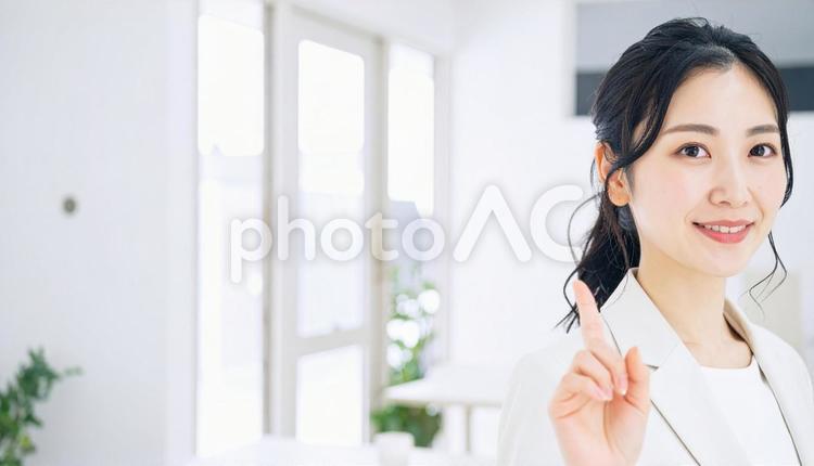 自信のある表情で指さすビジネス女性 指さす,指差し,ビジネスの写真素材