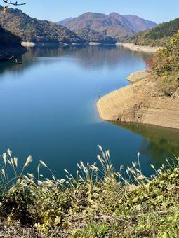 秋晴れの九頭竜湖　紅葉の山肌 土木遺産,建造物,夢のかけはしの写真素材