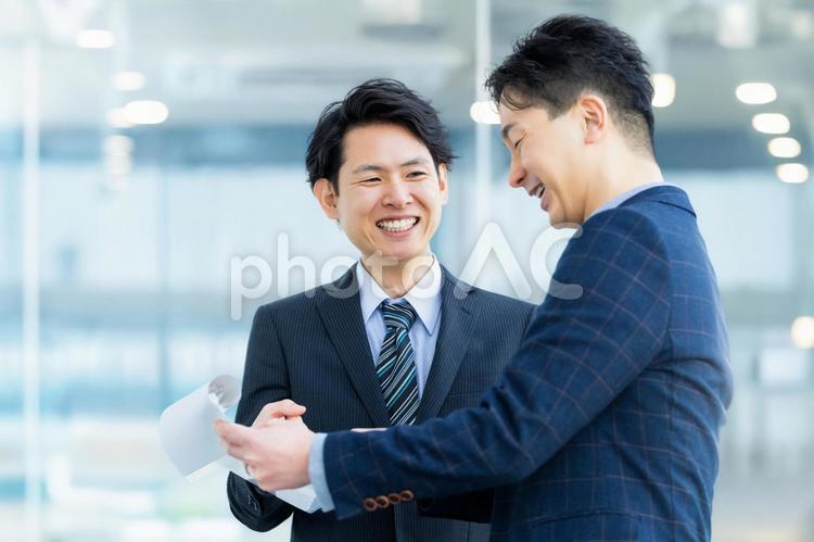 打ち合わせをする2人の男性ビジネスマン 男性,打ち合わせ,2人の写真素材