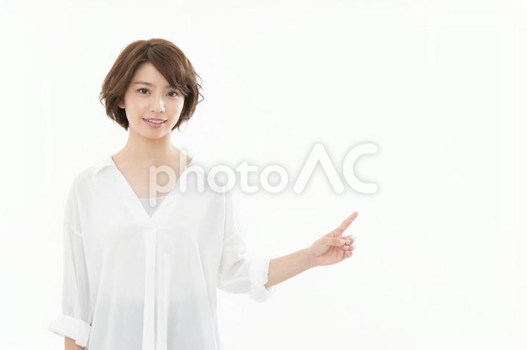 指差し　紹介 女性,指差し,紹介の写真素材