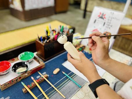 絵付けする手 絵付けする手 鳴子温泉,こけし,こけし絵付の写真素材