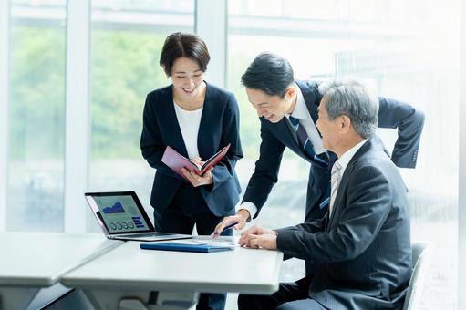 打ち合わせするビジネスマン ビジネスパーソン,打ち合わせ,笑顔の写真素材