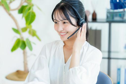 オフィスで働く女性のオペレーター オペレーター,女性,笑顔の写真素材