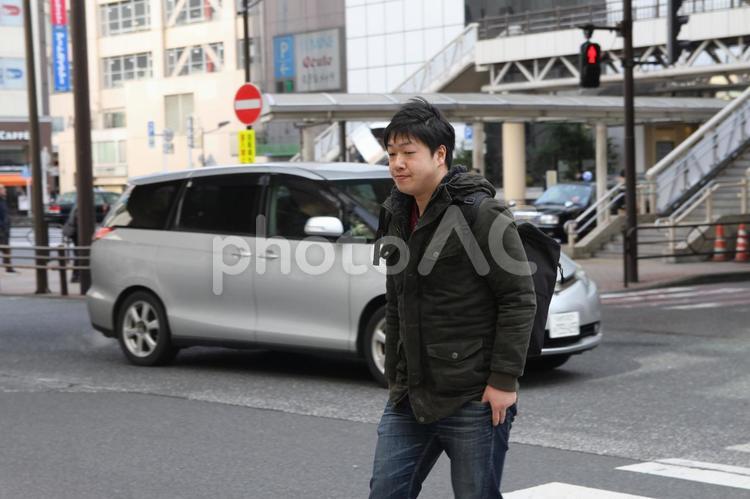 信号を渡る男性 男,ポートレート,日本人の写真素材