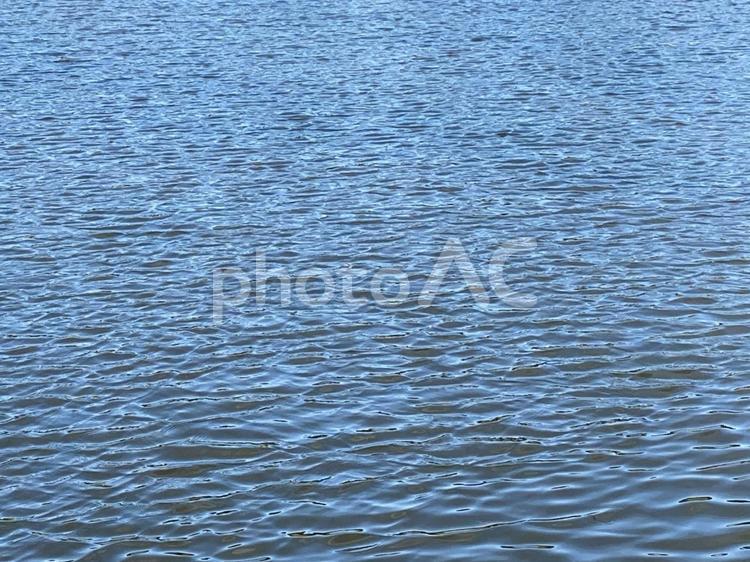 青い空が映り込んだ水面 テクスチャ,キラキラ,みなもの写真素材