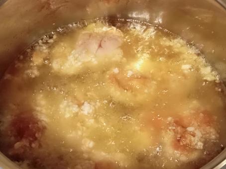 唐揚げを揚げる 唐揚げ,食べ物,揚げ物の写真素材