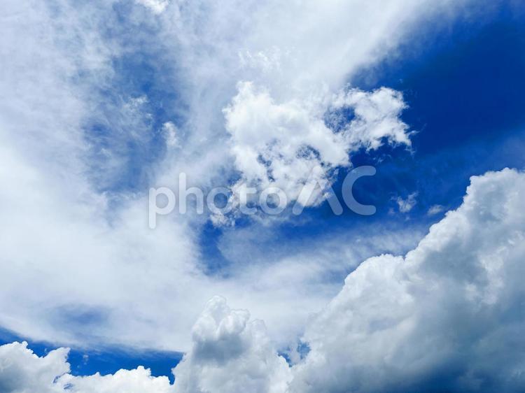 夏の空と雲の背景素材 夏空,背景,素材の写真素材