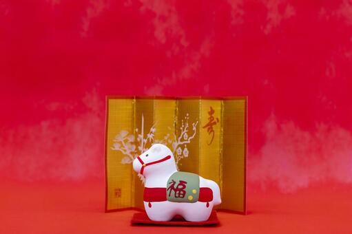 午年の干支の置物と金屏風（赤背景） 午年,干支,置物の写真素材