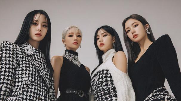 K-POPアイドル風モード系美女集団の写真