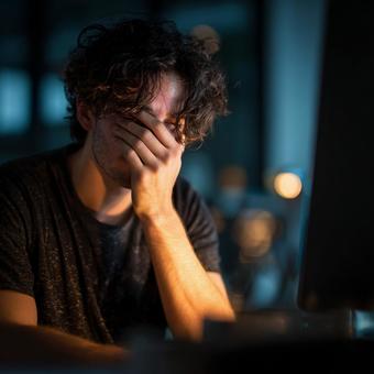 仕事に疲れた若者のポートレート 仕事に疲れた若者のポートレートの写真