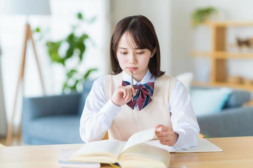 自宅で勉強中に悩む女子高生 自宅で勉強中に悩む女子高生 高校生,女子,勉強の写真素材