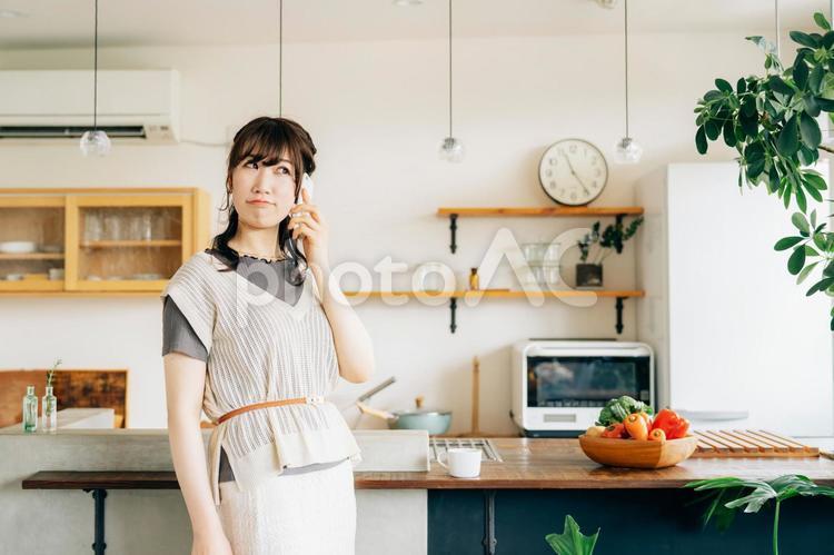家でスマホを使う女性（通話・困る） クレーム,苦情,電話の写真素材