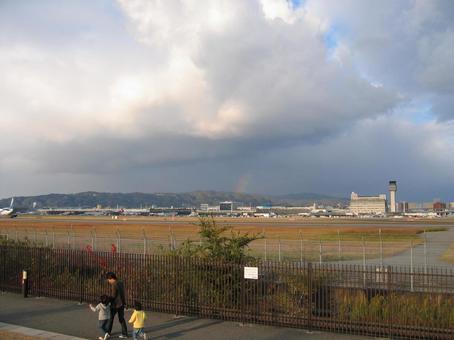 大阪機場天空公園機場公園機場多雲天氣起飛降落 大阪機場天空公園機場公園機場多雲天氣起飛降落