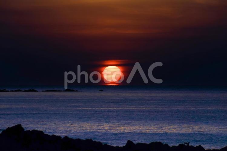 ＜五島の夜明け＞鐙瀬のダルマ日の出 サンセット,海,海岸の写真素材