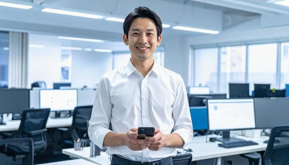 オフィスで働く日本人システムエンジニア オフィスで働く日本人システムエンジニアの写真