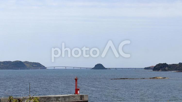 遠くから見た角島大橋：山口県 角島大橋,青空,海の写真素材